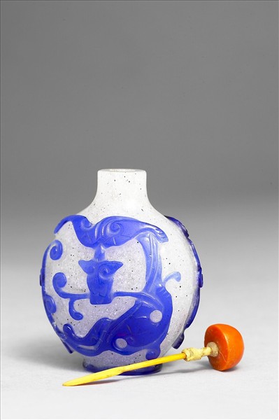 霏雪地套藍玻璃蟠螭鼻煙壺