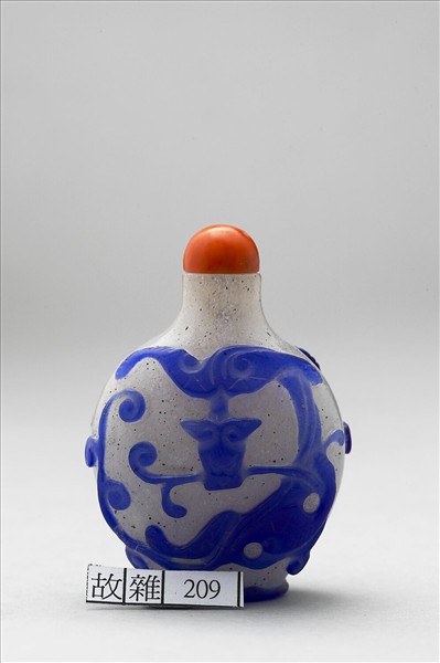 霏雪地套藍玻璃蟠螭鼻煙壺