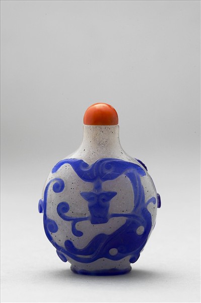 霏雪地套藍玻璃蟠螭鼻煙壺