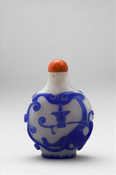 霏雪地套藍玻璃蟠螭鼻煙壺