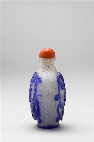 霏雪地套藍玻璃蟠螭鼻煙壺