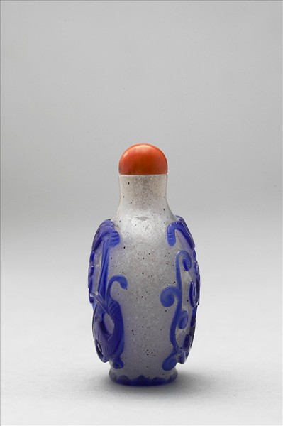 霏雪地套藍玻璃蟠螭鼻煙壺