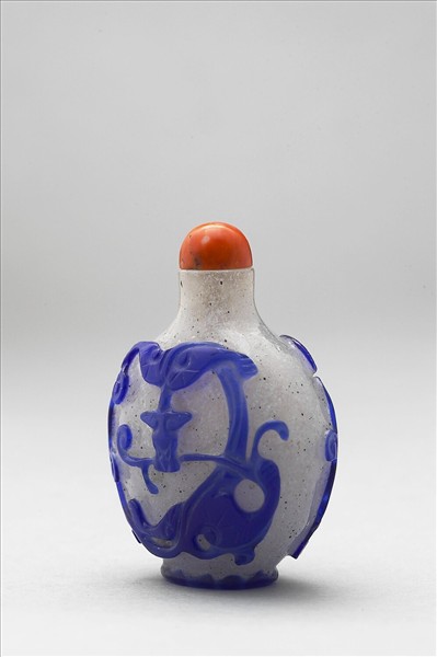 霏雪地套藍玻璃蟠螭鼻煙壺