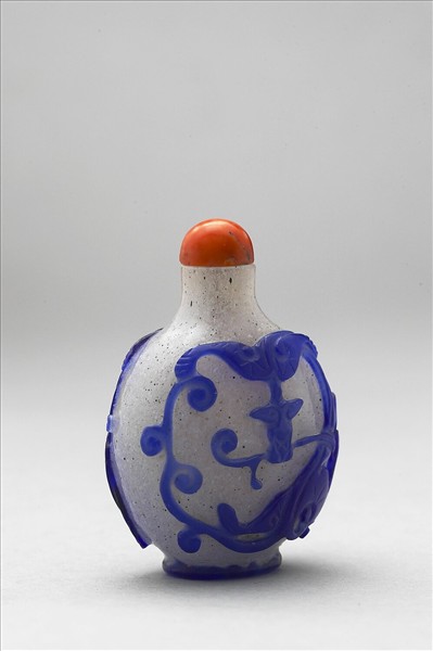 霏雪地套藍玻璃蟠螭鼻煙壺