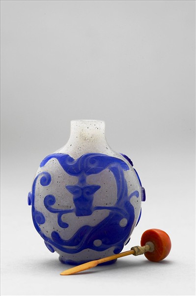 霏雪地套藍玻璃蟠螭鼻煙壺