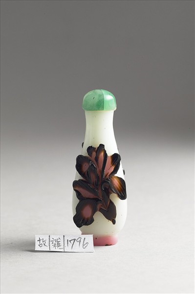 白套雙色玻璃花卉鼻煙壺