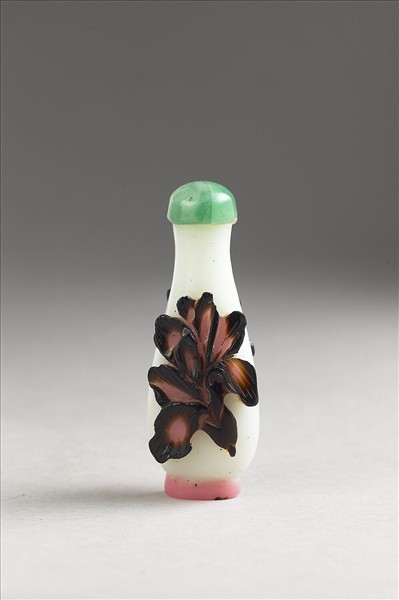 白套雙色玻璃花卉鼻煙壺