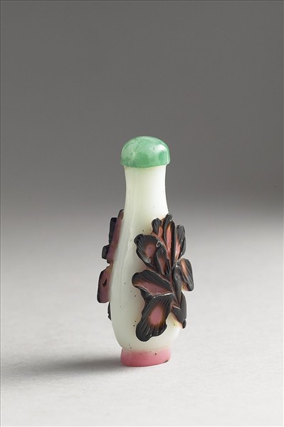 白套雙色玻璃花卉鼻煙壺