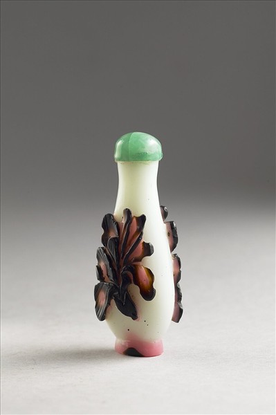 白套雙色玻璃花卉鼻煙壺