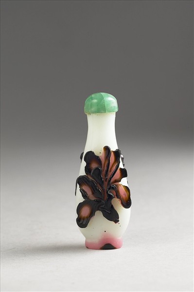 白套雙色玻璃花卉鼻煙壺