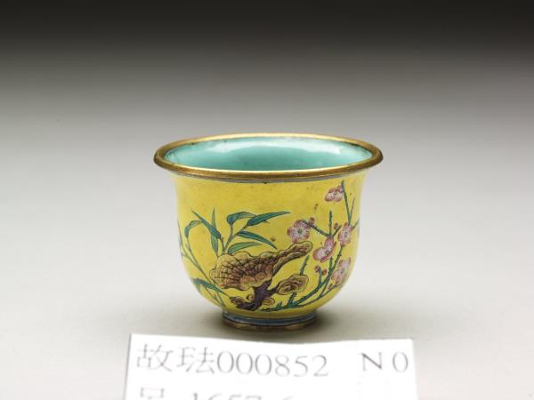 銅胎畫琺瑯黃地彩花酒杯