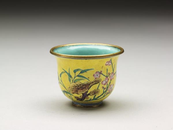 銅胎畫琺瑯黃地彩花酒杯