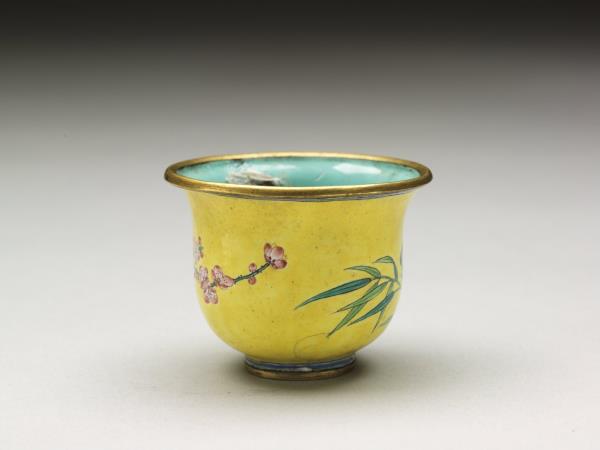 銅胎畫琺瑯黃地彩花酒杯