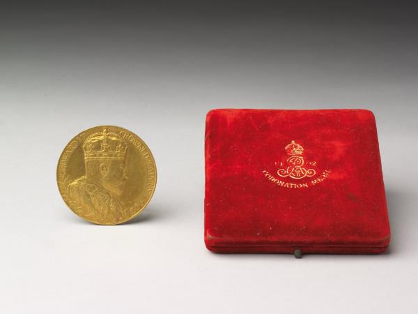 英國帝后加冕像金圓