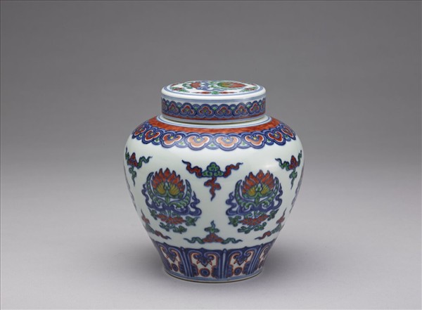 鬥彩蓮紋蓋罐
