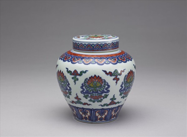 鬥彩蓮紋蓋罐