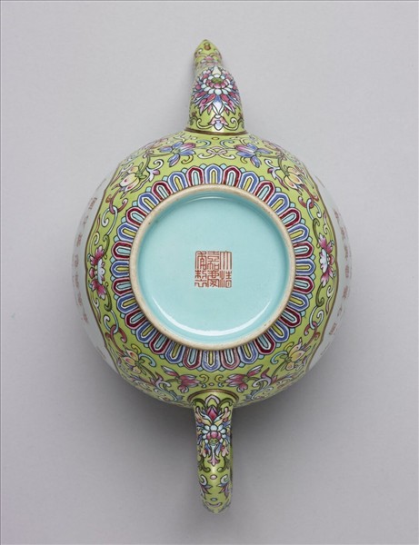 洋彩開光御製詩文綠地茶壺