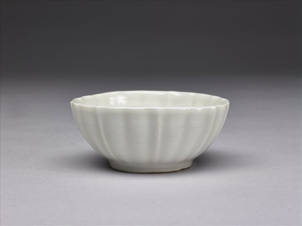 甜白釉暗花菱花式杯