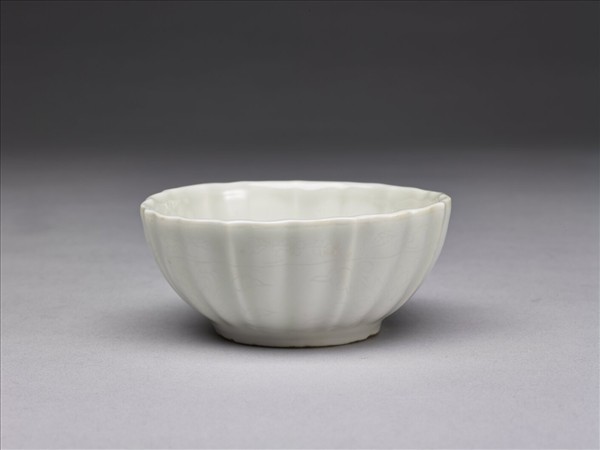 甜白釉暗花菱花式杯