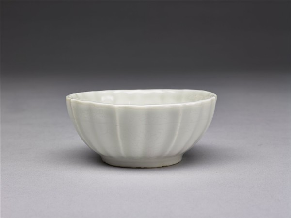 甜白釉暗花菱花式杯