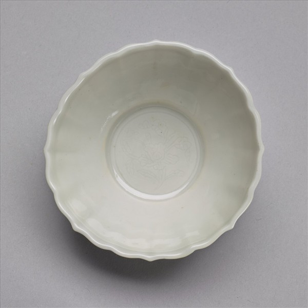 甜白釉暗花菱花式杯