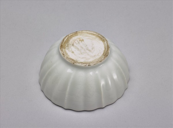 甜白釉暗花菱花式杯