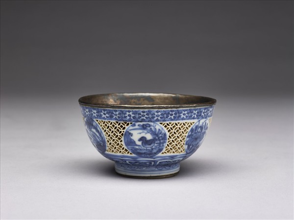 青花鏤空開光花鳥紋碗