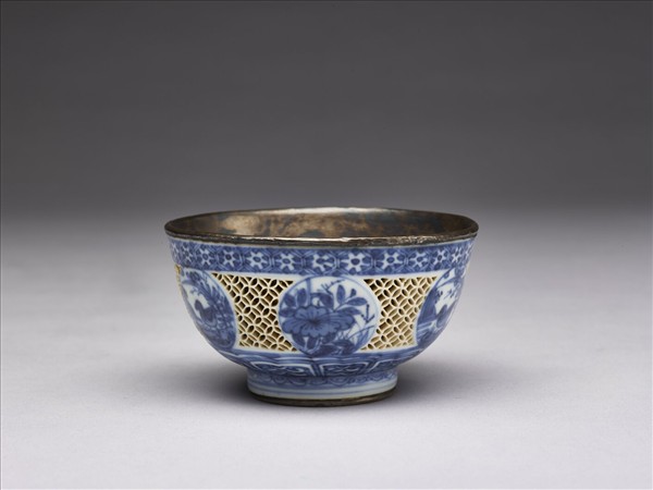 青花鏤空開光花鳥紋碗