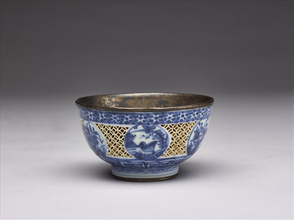 青花鏤空開光花鳥紋碗