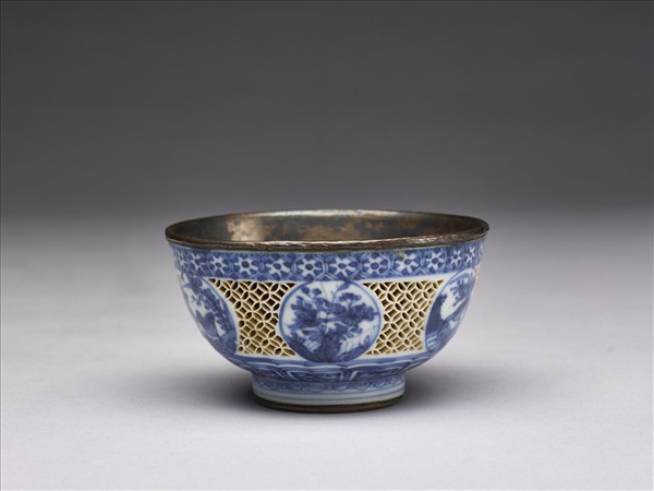 青花鏤空開光花鳥紋碗