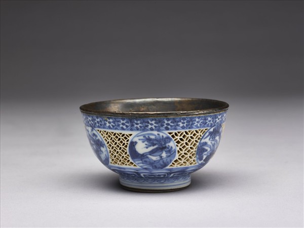 青花鏤空開光花鳥紋碗