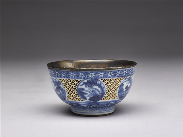 青花鏤空開光花鳥紋碗