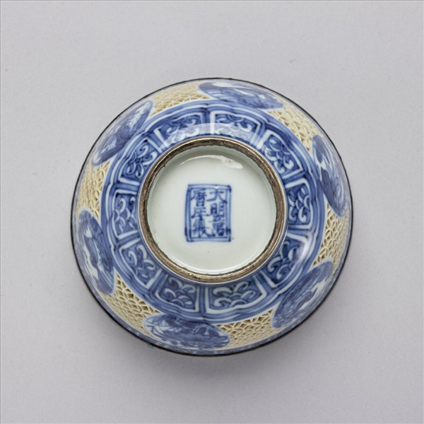 青花鏤空開光花鳥紋碗