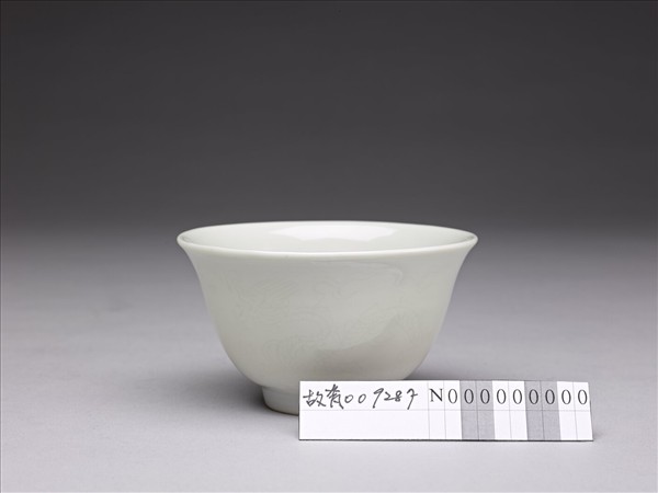 白瓷暗花龍紋茶鍾