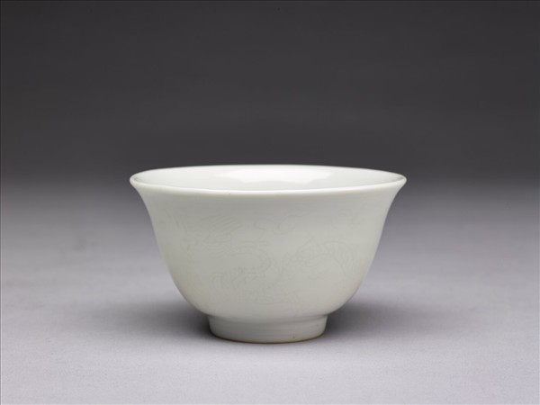 白瓷暗花龍紋茶鍾