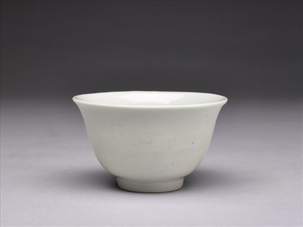 白瓷暗花龍紋茶鍾