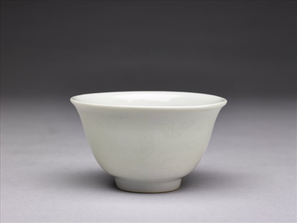 白瓷暗花龍紋茶鍾