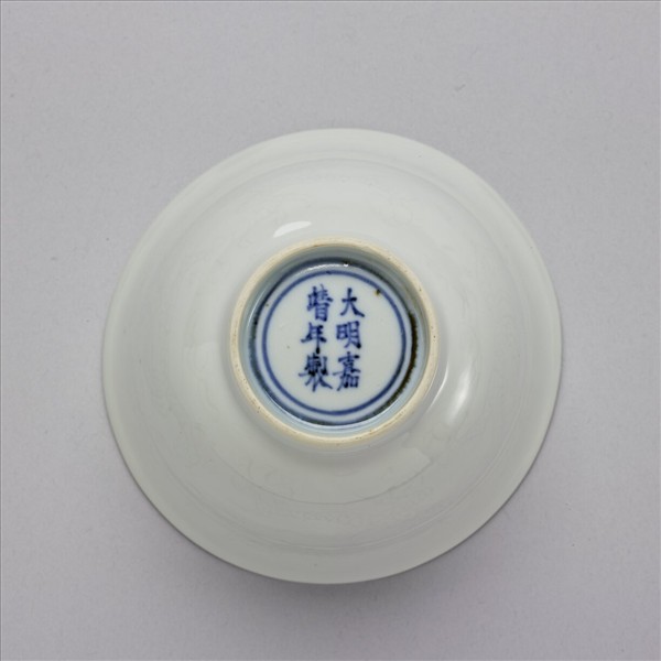 白瓷暗花龍紋茶鍾