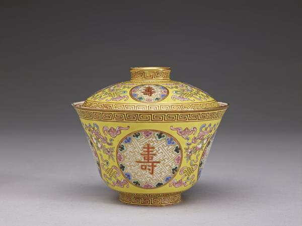 粉彩萬壽無疆花蝶紋蓋碗