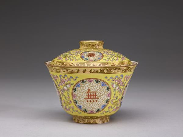 粉彩萬壽無疆花蝶紋蓋碗