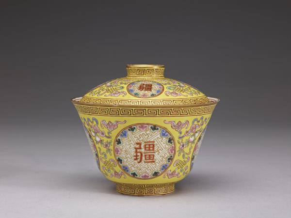 粉彩萬壽無疆花蝶紋蓋碗