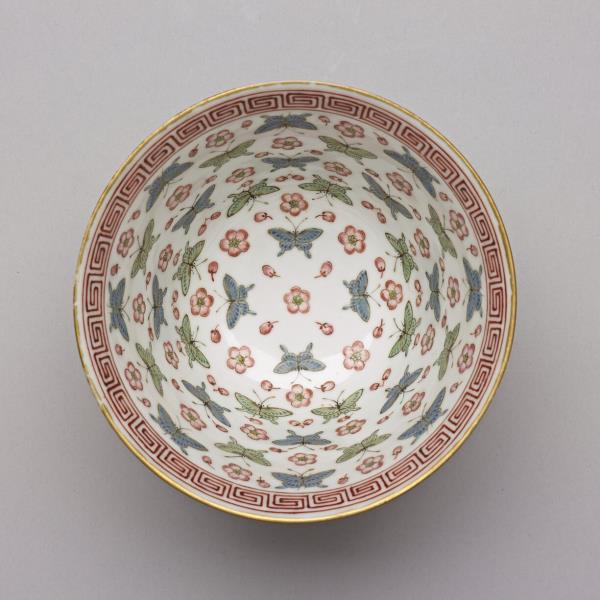 粉彩萬壽無疆花蝶紋蓋碗