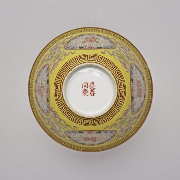 粉彩萬壽無疆花蝶紋蓋碗