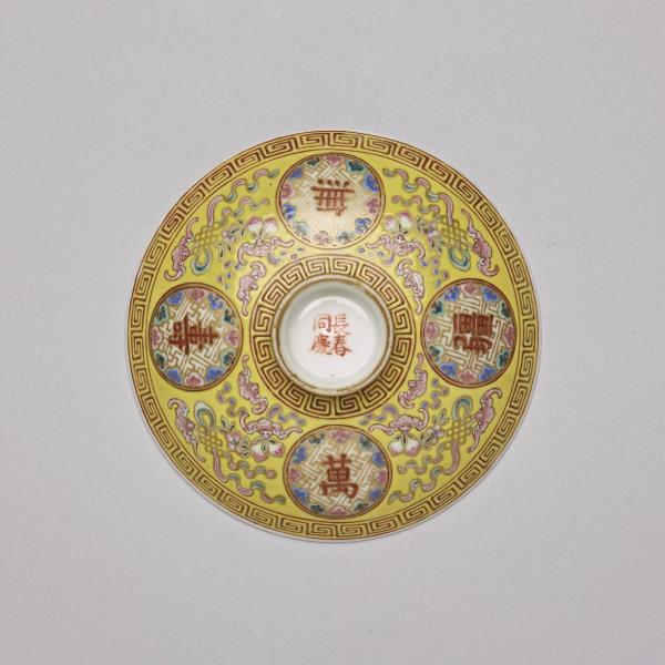 粉彩萬壽無疆花蝶紋蓋碗