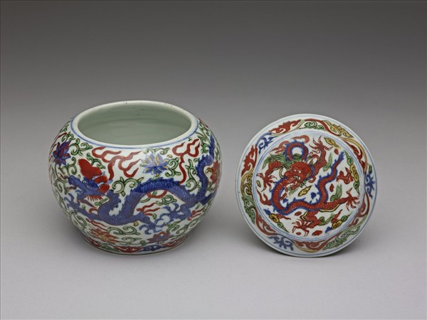 五彩雲龍紋蓋罐