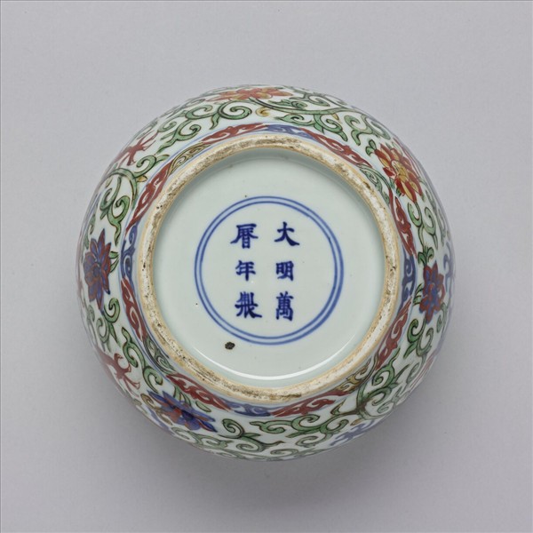 五彩雲龍紋蓋罐