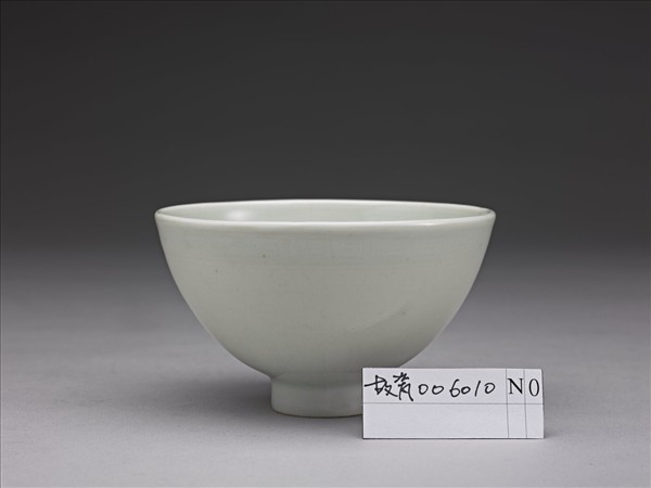 甜白釉暗花蓮瓣紋蓮子杯