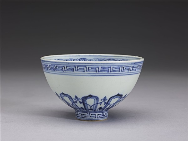 青花蓮瓣紋蓮子碗