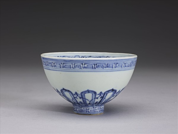 青花蓮瓣紋蓮子碗
