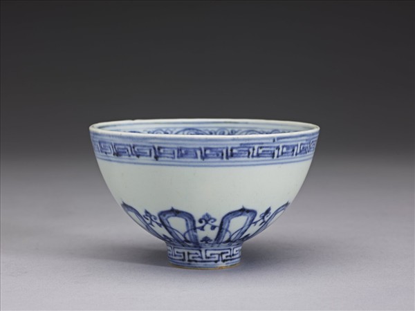 青花蓮瓣紋蓮子碗